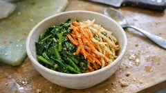 あと一品に助かる:ほうれん草・にんじん・もやしの味噌ごま和え(茹でて和えるだけ)