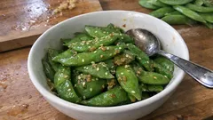 絹さやは揚げ浸しにすると驚くほどおいしい。めんつゆで簡単に作れる和の副菜