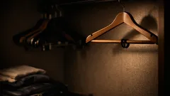 ホテルのハンガーが足りないときに効く、ヘアゴム連結で省スペース収納する裏ワザ