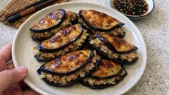 餃子の皮は使わない。なすで挟んで香ばしく焼く「なすの餃子風」—レンジ下ごしらえで失敗しにくい