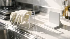 セリアのまな板スタンドが万能すぎた ゴム手袋の置き場所問題を110円で解決