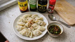 混ぜるだけで爽やか。ぽん酢×青じそで作る水餃子のさっぱりタレ（七味で辛さ調整）