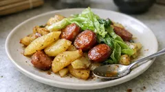 じゃがいもとソーセージのレタス炒め—手早く作れて、あと一品にもおつまみにも