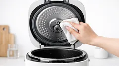 炊飯器の掃除は内釜だけじゃない ふた裏と蒸気口を毎回洗うべき理由