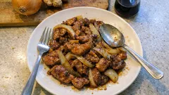 ご飯がすすむ豚こまのコクうま炒め、玉ねぎの甘みでやさしく決まる定番レシピ