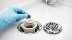 お風呂の排水口のふたは外すべき? 掃除がラクになる理由と注意点を解説