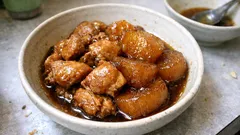 焼き付けてから煮るだけ：鶏肩肉と大根の甘醤油煮が、短時間でも味しみ